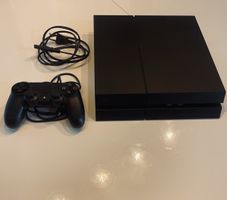 Console de jeu PlayStation 4 avec manette et câbles 