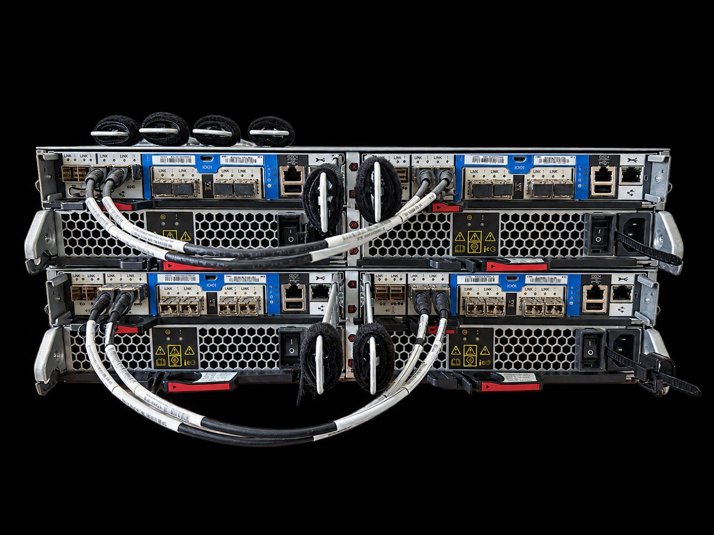 Serveurs: 2x NetApp AFF A220 Dual Controller Systeme – D'occasion à Uster par Deryvan 2