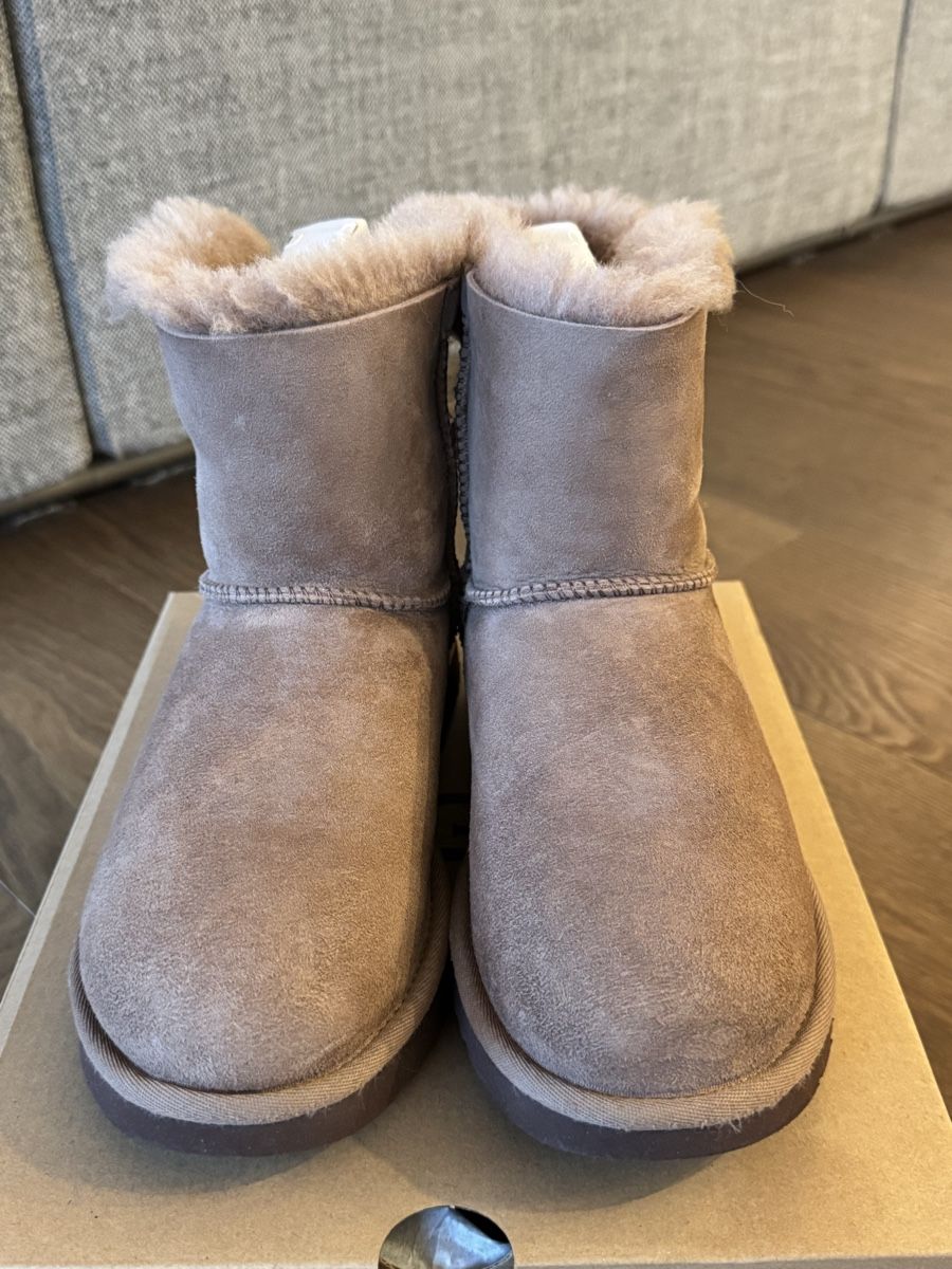 Ugg Chaussures filles: UGG mini 38 – D'occasion à Uitikon Waldegg par Natalie.Lue 1