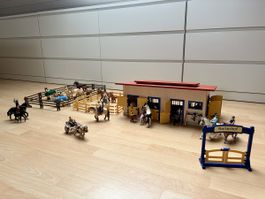 Schleich Pferdestall mit Weiden und Zubehör