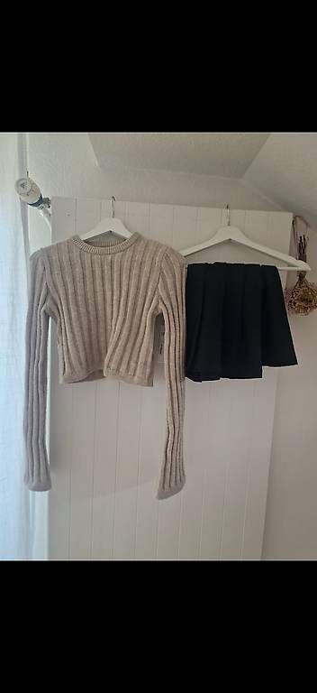 Lots de vêtements: Jupe und Pullover – D'occasion à Liestal par loo_bh95