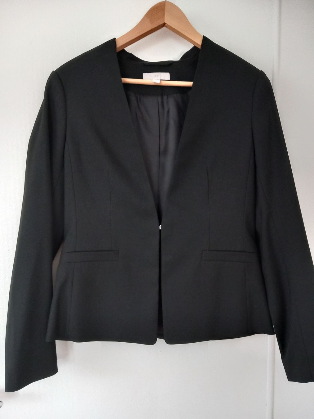 H&M Jacken: Blazer cintré noir H&M - taille 38 – Neu (gemäss Beschreibung) aus Lausanne von jess090