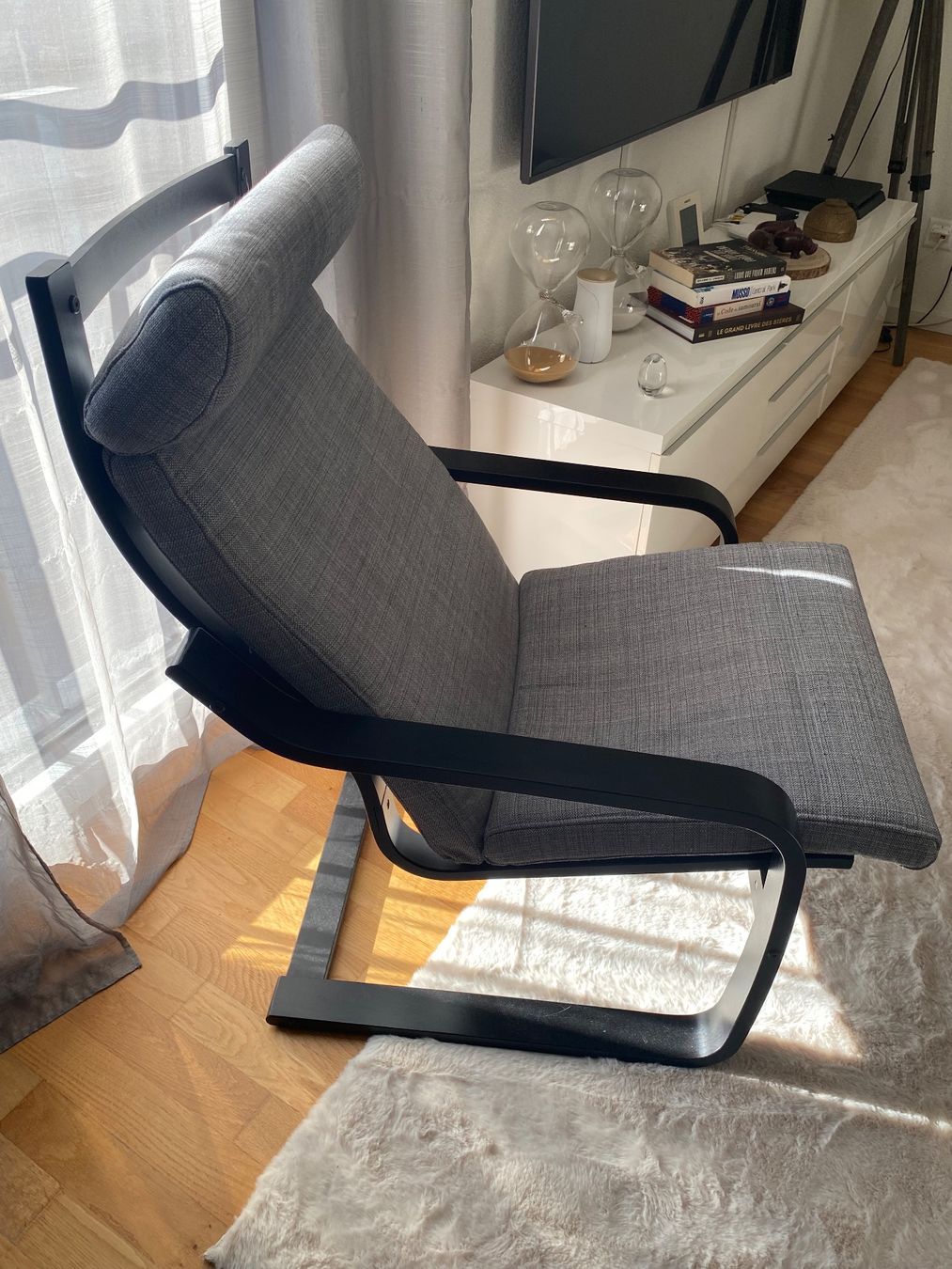 Poltrone: Fauteuil gris/noir bon état. – Usato da Payerne venduto da hmr_lk8q 2