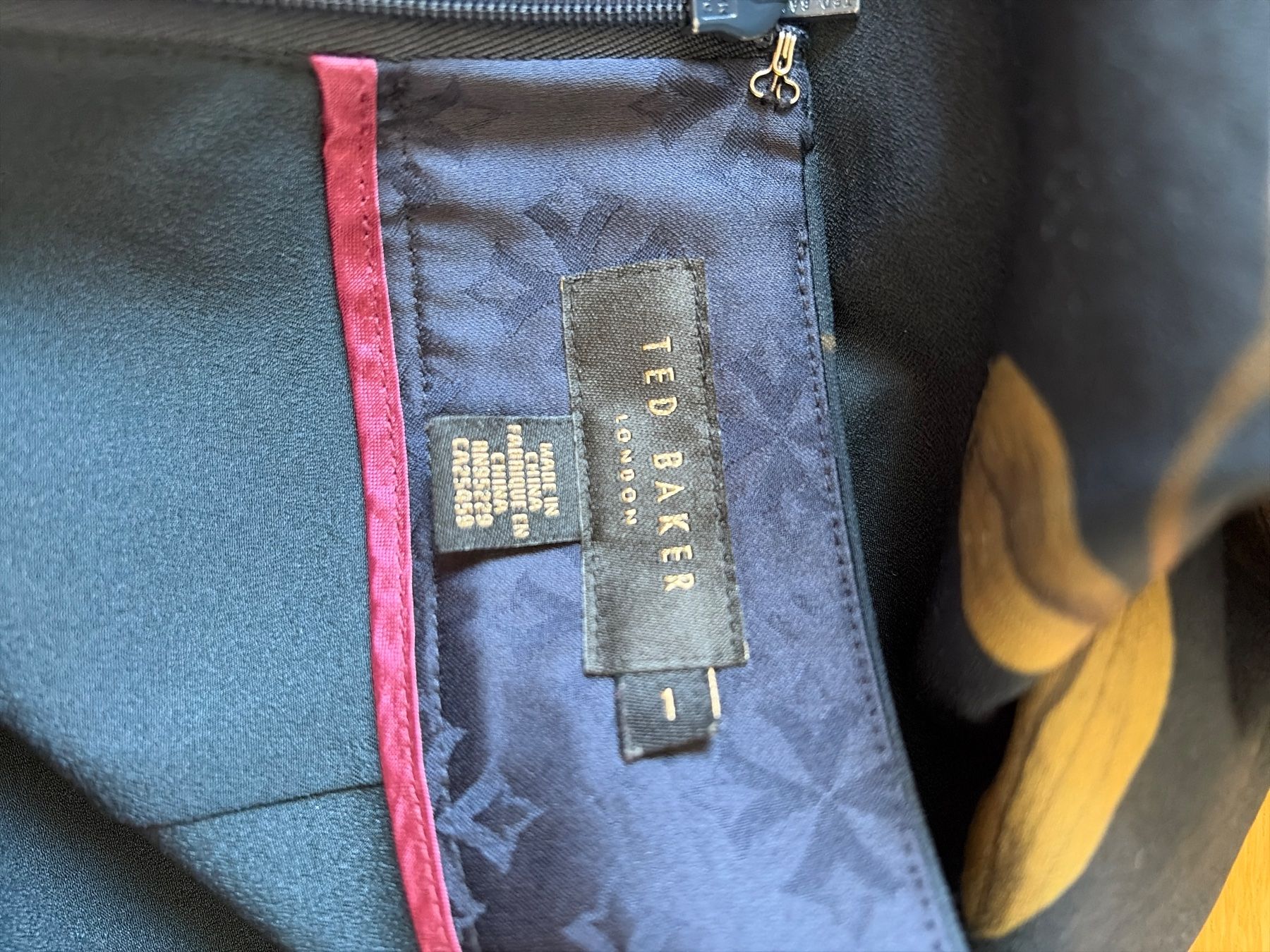 Ted Baker Gonne: Eleganter Rock mit Schlitz und Blumenmuster - Ted Baker – Usato da Aarburg venduto da Petite-closet-Loop 3