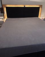 Bett mit Kopfteil und Beleuchtung 180x200 cm guter Zustand