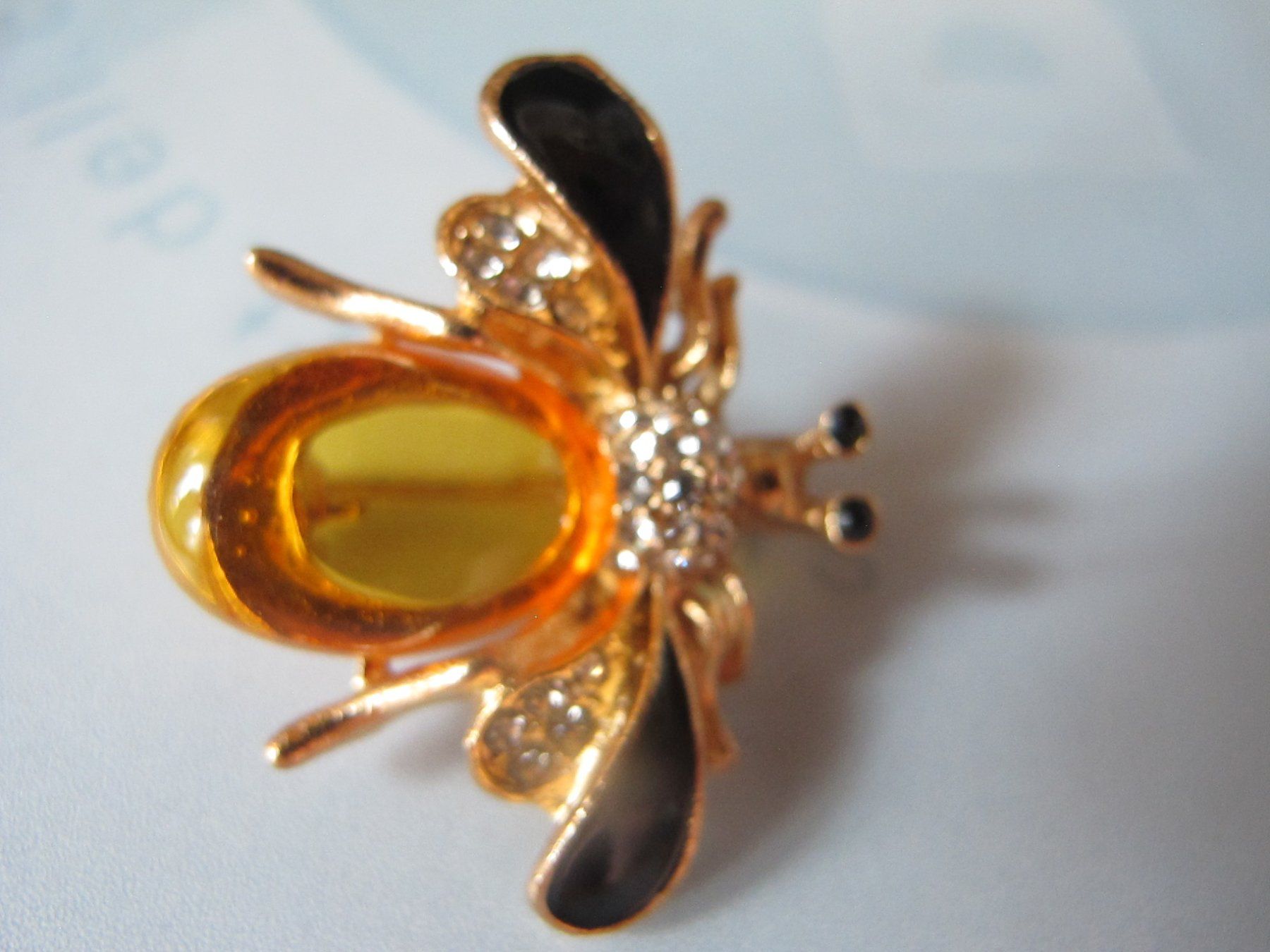 Spille & Fermagli: schöne Brosche als Biene mit Strass-Details – Nuovo e nell'imballaggio originale da Löhningen venduto da Chimae67