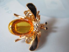 schöne Brosche als Biene mit Strass-Details