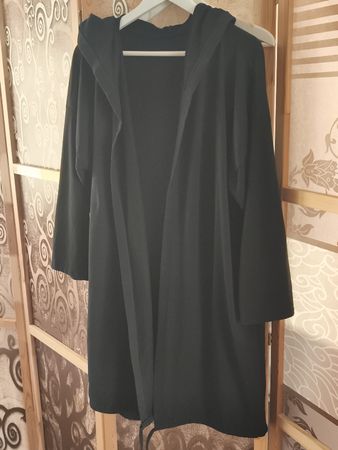 Damen Kapuzenjacke  one size schwarz mit tollem Print Rücks.