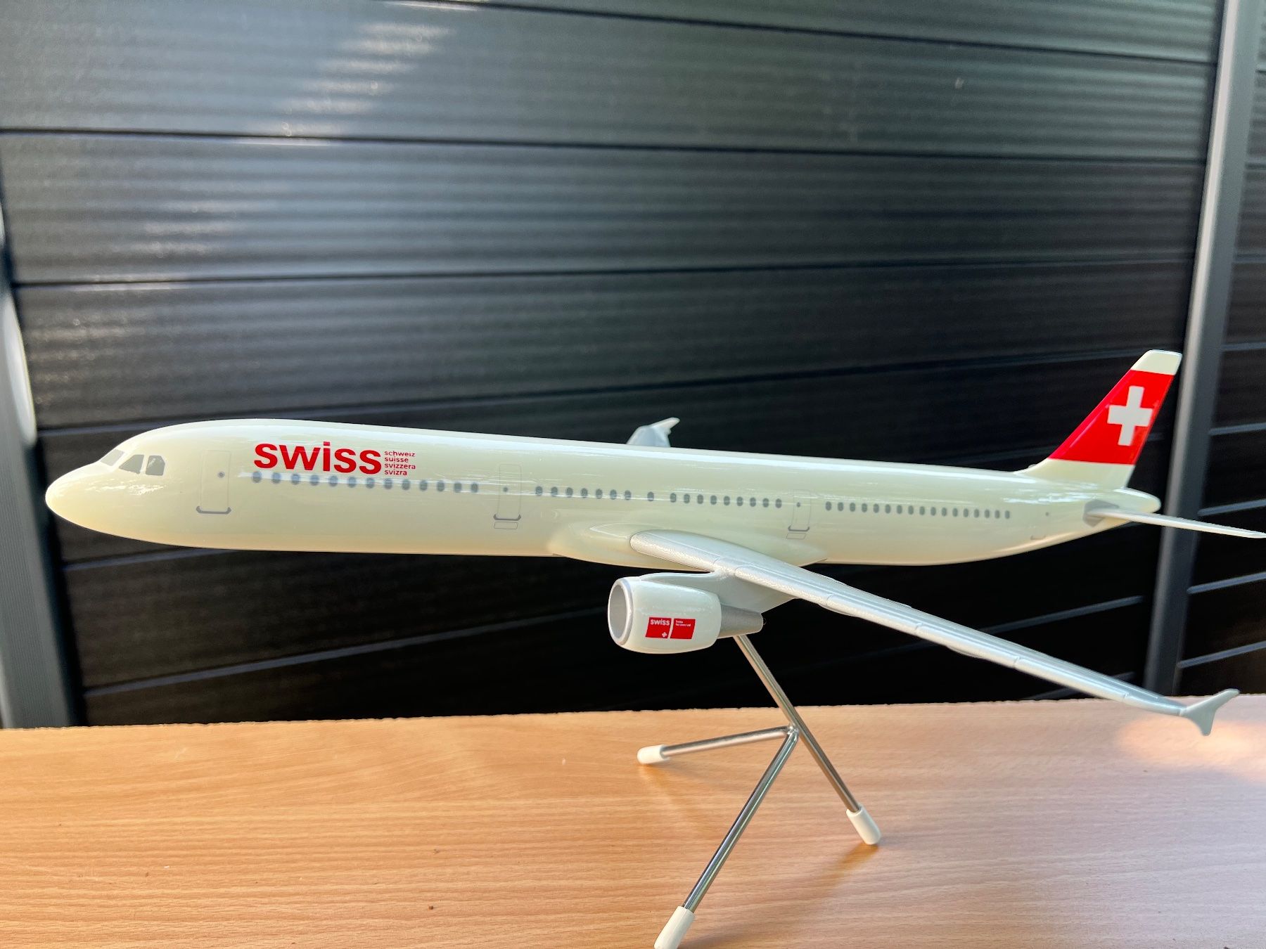 Swiss Modellbausätze & Standmodelle: Airbus Swiss A321  1:100 – Gebraucht aus Neuhausen a/Rhf von phantong 2