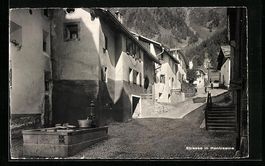 Pontresina, Strasse mit Brunnen im Ort