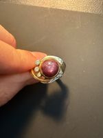 Damenring aus 18ct Weiss-/Gelbgold, 8 Brillianten und Rubin