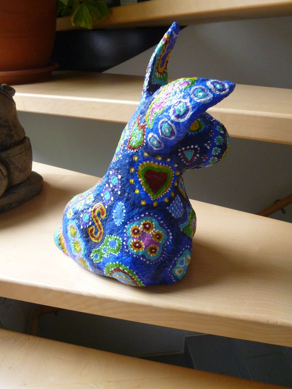 Statuette: blau-bunter HASE   KUNST Pappe handmade  Osterhase – Usato da Dättlikon venduto da Mamakuga 5
