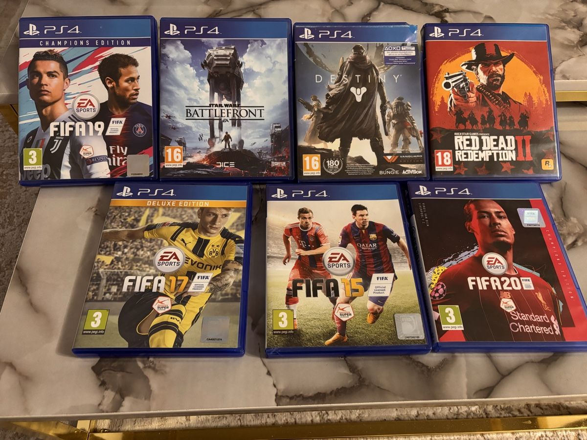 Sony Consoles: PS4 à vendre avec deux manettes – D'occasion à Bussigny par Bushis 2