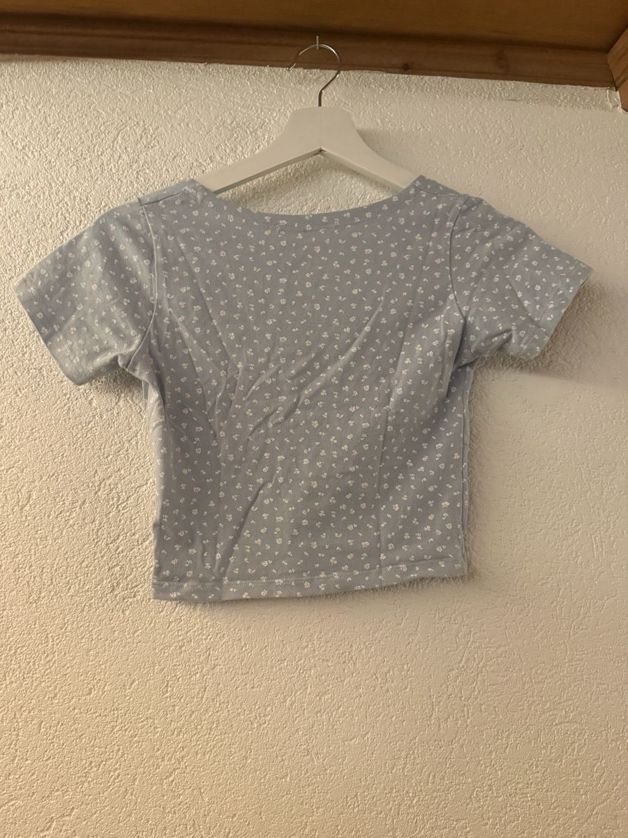 Brandy Melville Top:  Crop Top hellblau geblümt – Usato da Bolligen venduto da lee_orange 1
