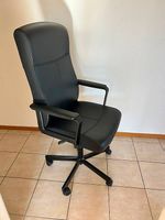 Chaise de bureau noire à roulettes  bon état