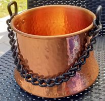 Rustikaler Kupfertopf mit Kette - Perfekt für den Garten!
