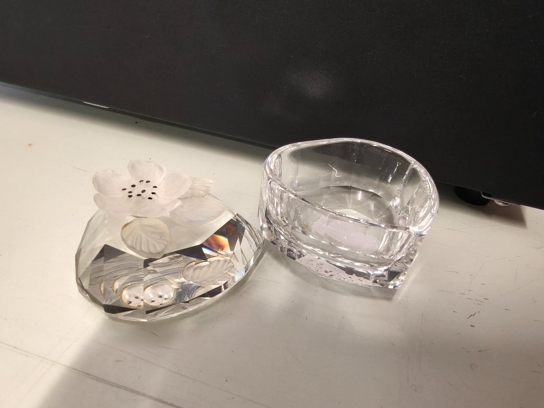 Bicchieri: Kristall Schmuckdose mit Blütendeckel – Usato da Wimmis venduto da chr_7qkv 1