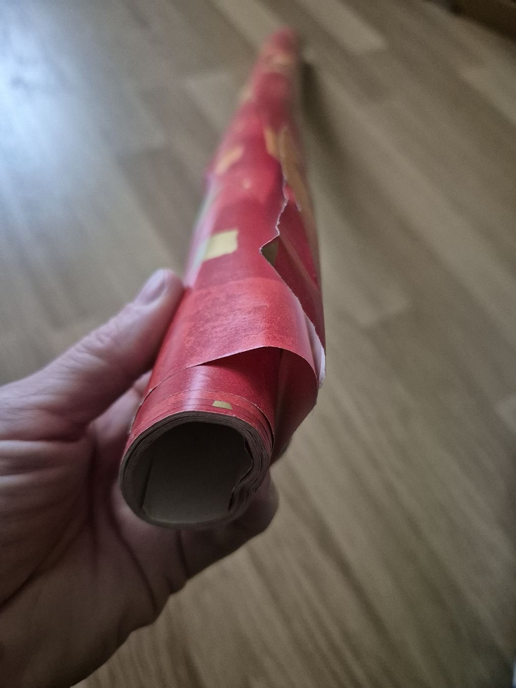 Carta: Rotes Geschenkpapier mit Goldmuster – Usato da Langenthal venduto da Polarisstern 1