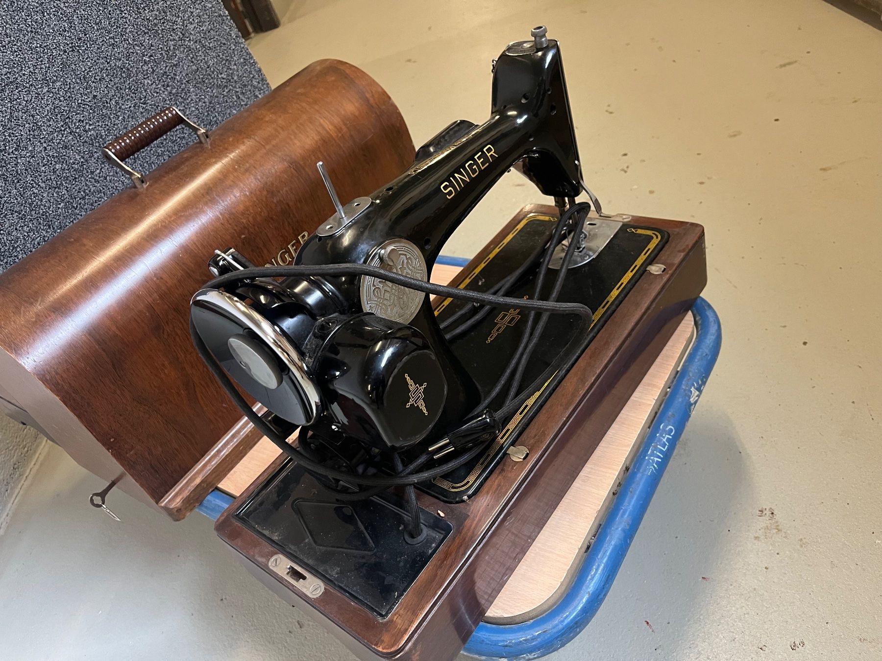 Singer Macchine da cucire: Ancienne machine à coudre – Usato da lausanne venduto da esploras 2