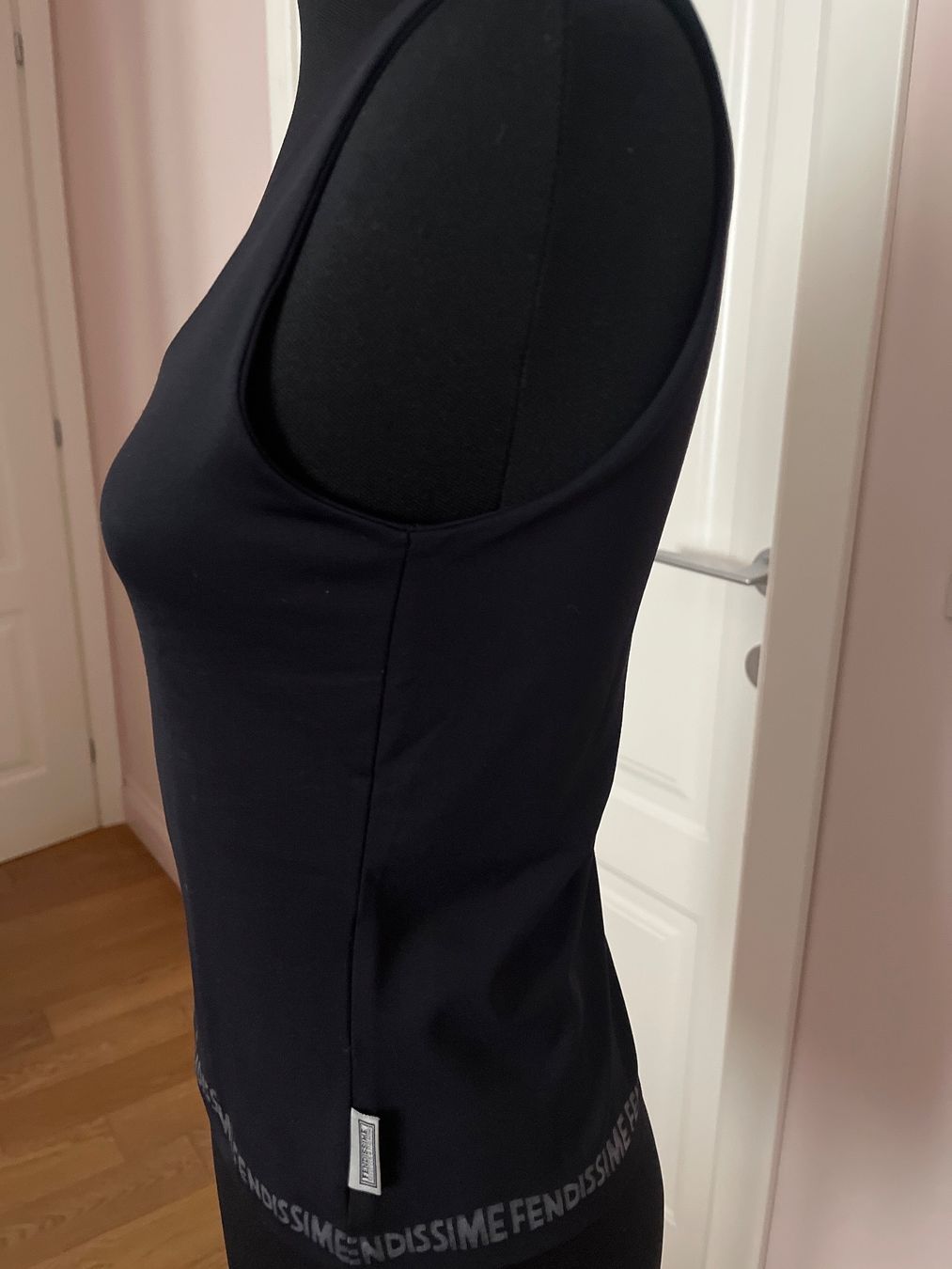 Fendi Tops: Fendi black top with logo – Gebraucht aus Rüschlikon von ant_5v7g 4