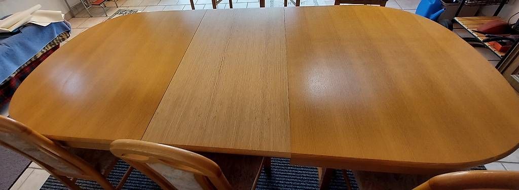 Tables: Esstisch mit 6 Stühlen Eiche massiv hell – D'occasion à Pfäffikon ZH par pch_p6w5 2