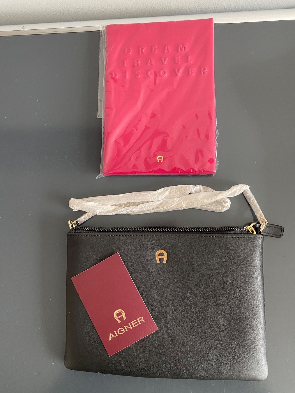 Aigner Borse da donna: Aigner Täschchen Pouch mit Notizbuch – Nuovo e nell'imballaggio originale da Zug venduto da Pereromi