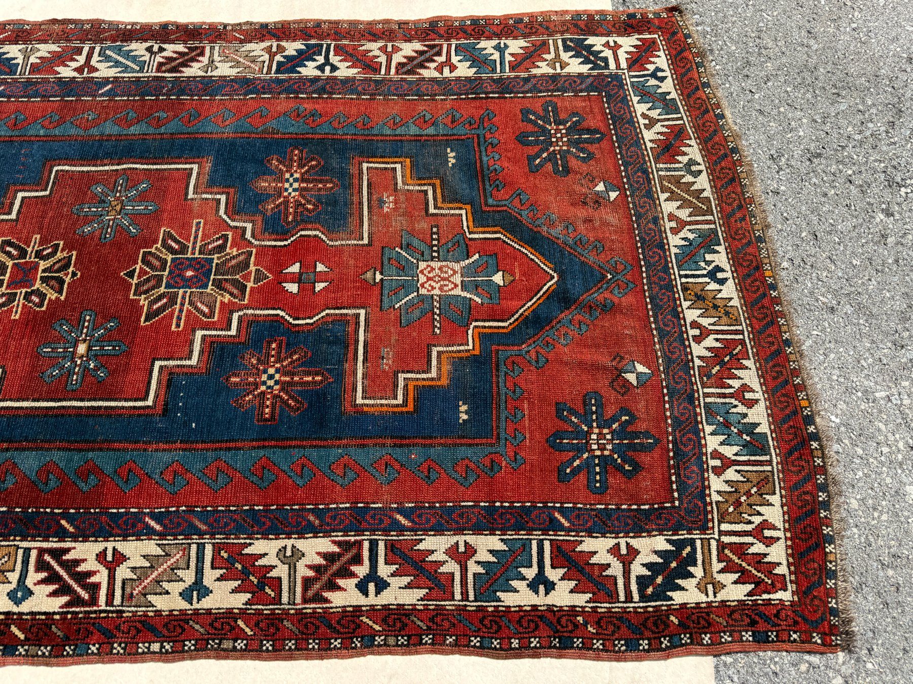 Teppiche: Kasak mit archaischem Design Teppich 236x140cm sauber – Gebraucht aus Vacallo von cri_229f 6