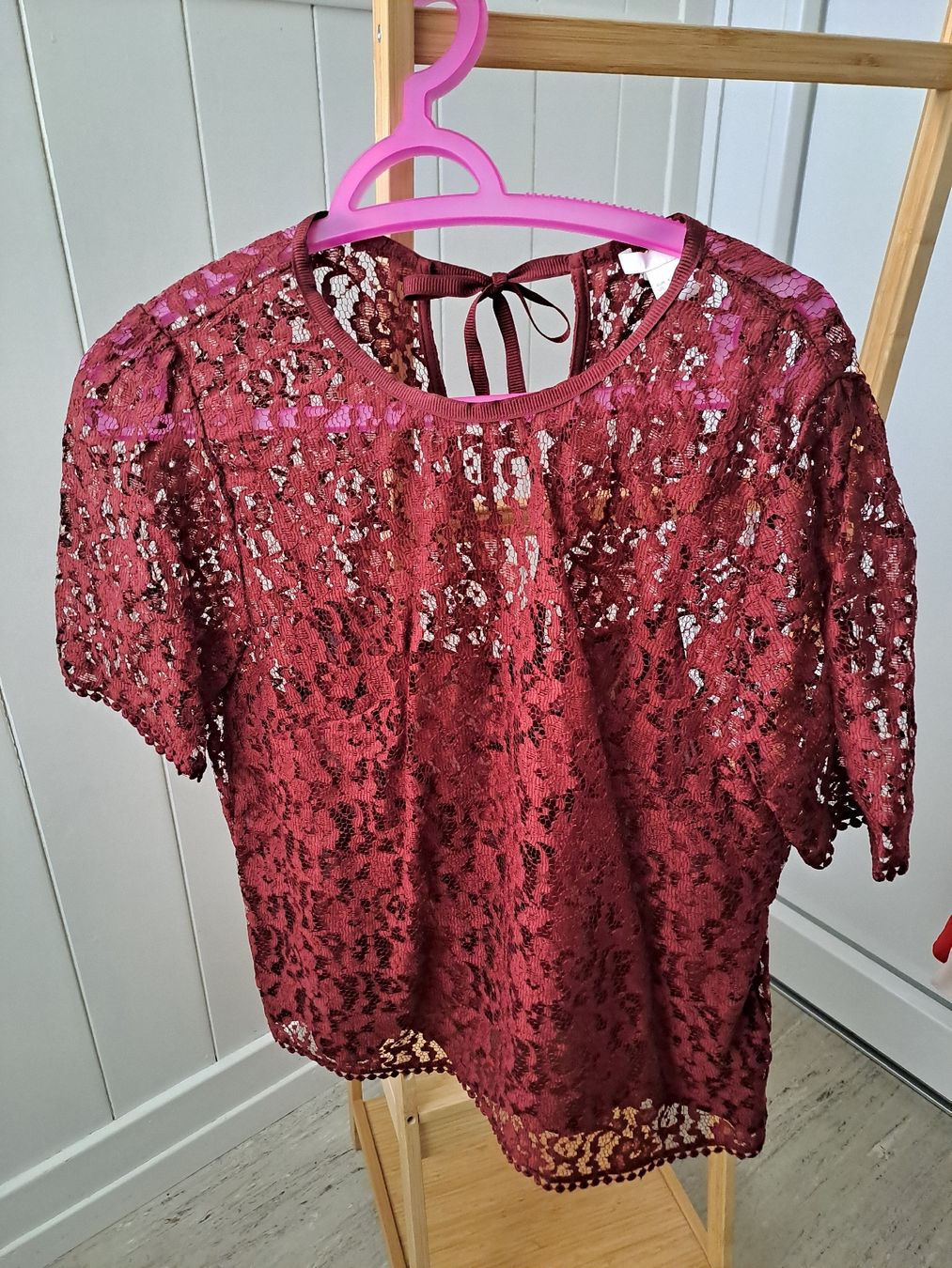 H&M Chemisiers: Spitzenbluse H&M Farbe Weinrot Gr. 42  – D'occasion à Rickenbach LU par bishiida