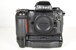 Nikon F100 mit MB-15/ TOP Zustand