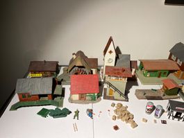 Verschiedene Gebäude für Modeleisenbahn Spur H0