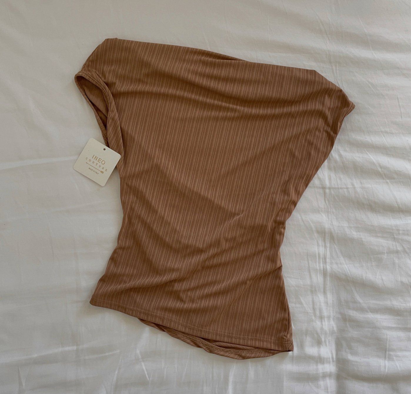 Tops: Italian asymmetric beige top – Gebraucht aus Genève von toandfrom 2