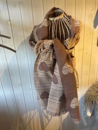 Herbstlicher Schal mit Herzchen Muster flauschig