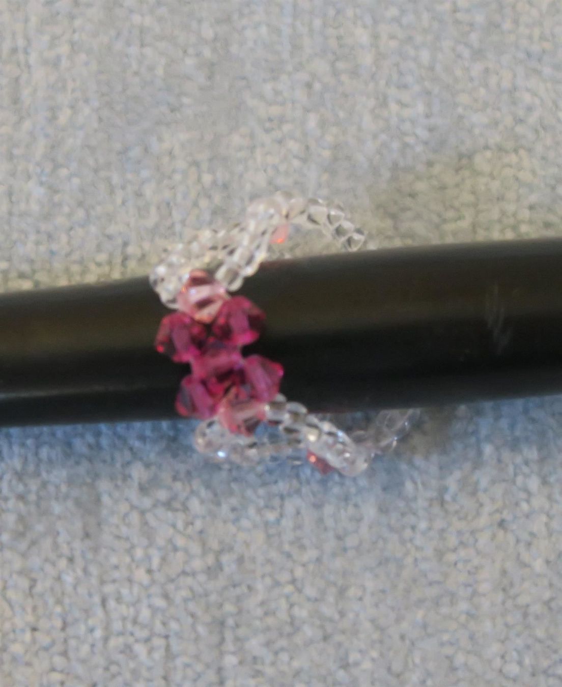 Anelli: Ring aus Glasperlen rosa/weiss – Usato da Brittnau venduto da marlenestone 1