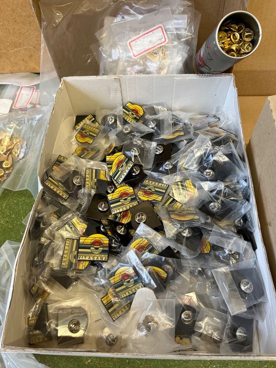 8-teiliges Spielkarten Broschen Set - Herz Motive Für Kragen & Kleidung