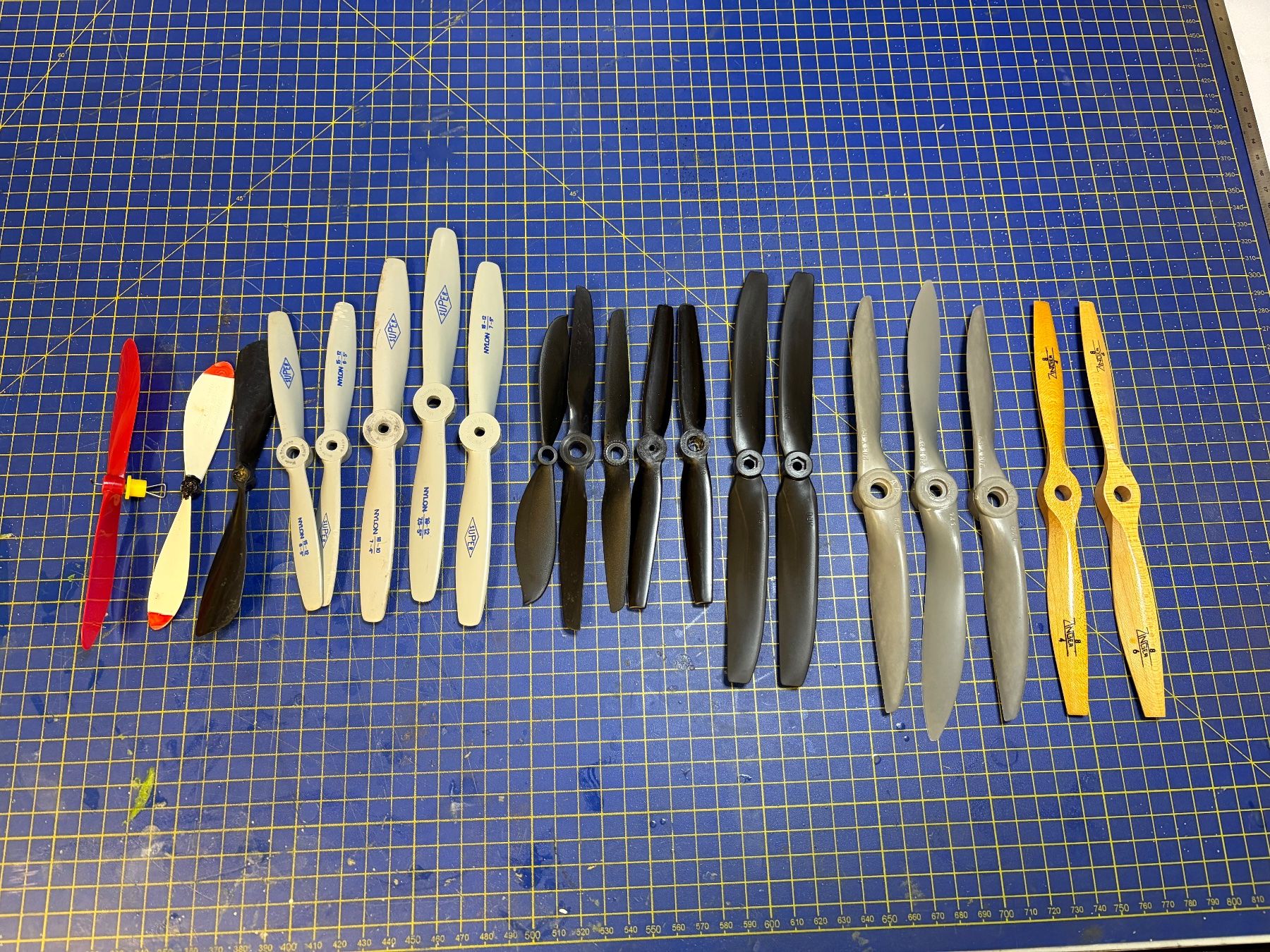 RC Kits de montage: Modellflugzeug Propeller div. (2) – D'occasion à Glattbrugg par Olio7