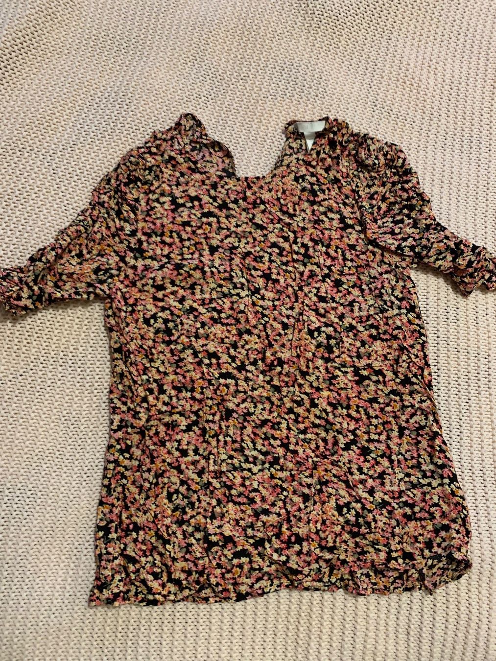 H&M Top: Haut fleuri H&M – Nuovo (secondo la descrizione) da Montreux venduto da iizaa811
