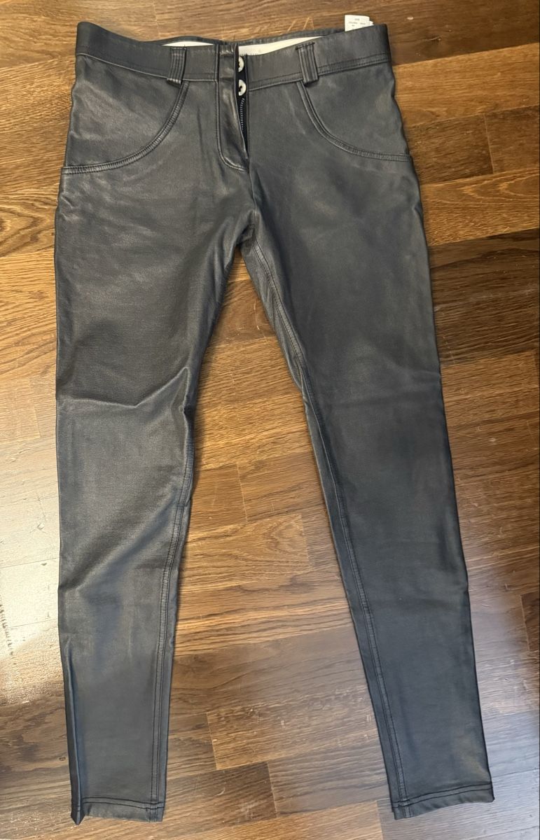 Freddy Pantaloni: Freddy Eco Leather Effect Trousers – Usato da Zürich venduto da Yuece