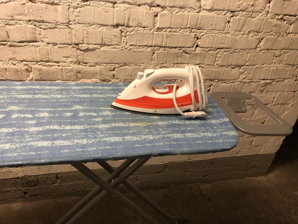 Abaodam Miniatur Bügeleisen Set - Puppenhaus Zubehör Mit Bügelbrett Aus Holz & Metall