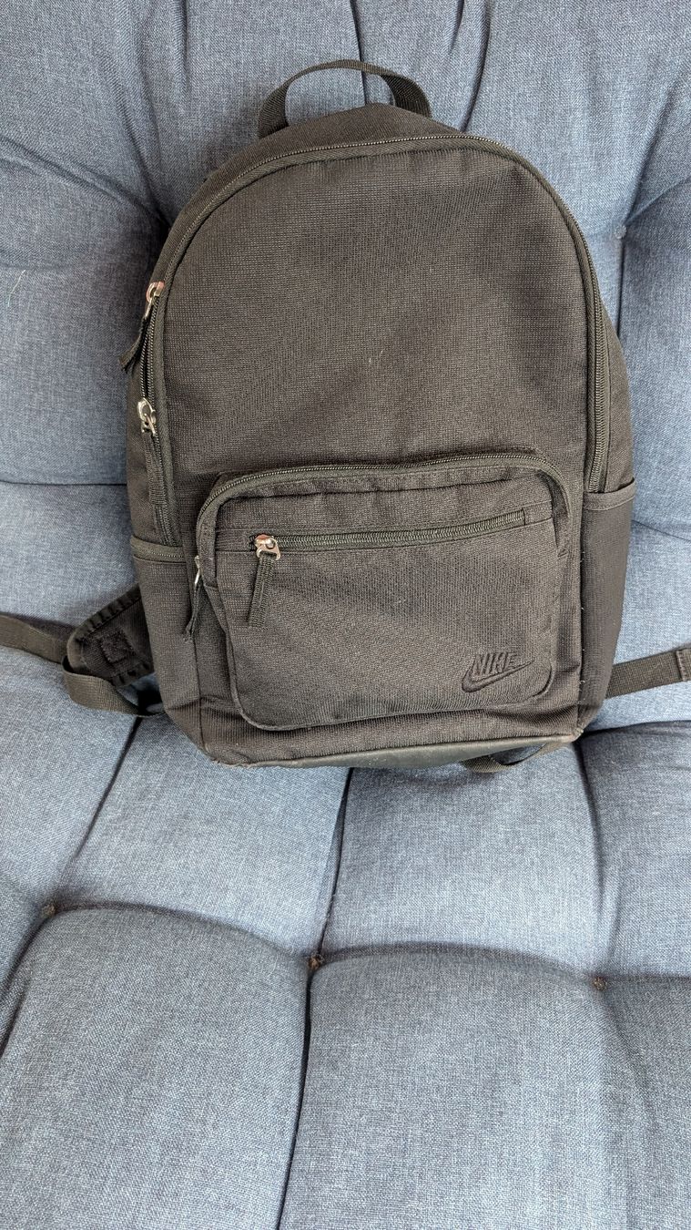 Nike Rucksäcke: Nike Rucksack dunkelgrau  – Gebraucht aus Wetzikon ZH von Bshu