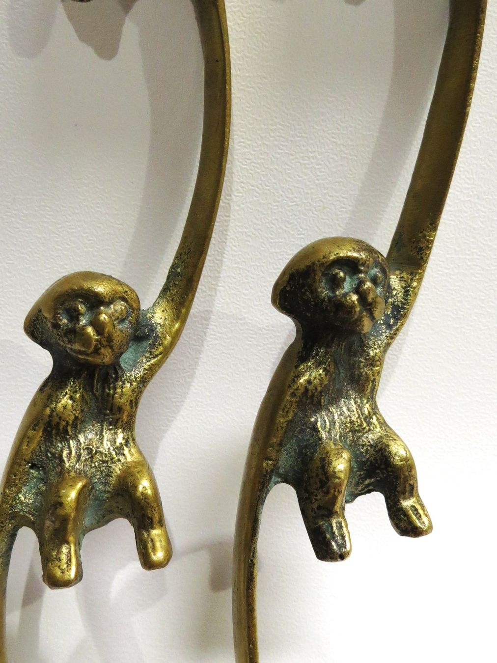 Ferramenta: 2 Messing Haken - Aufhänger /  Affe – Usato da Walenstadt venduto da apropo 1