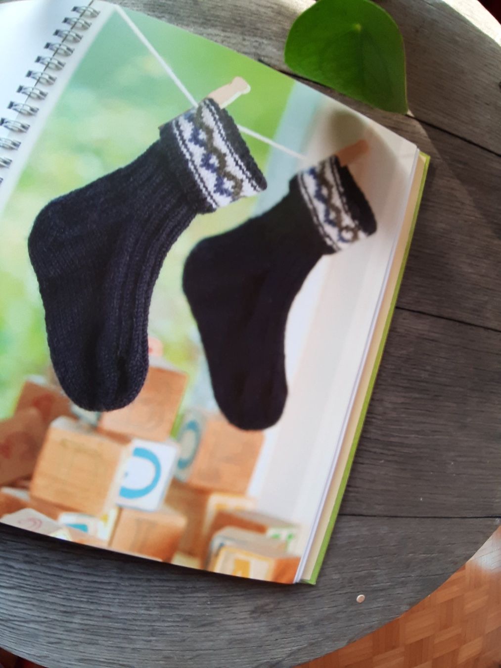 Libri: Strickbuch für 2 Socken gleichzeitig – Usato da Utzenstorf venduto da Lutra4678 4