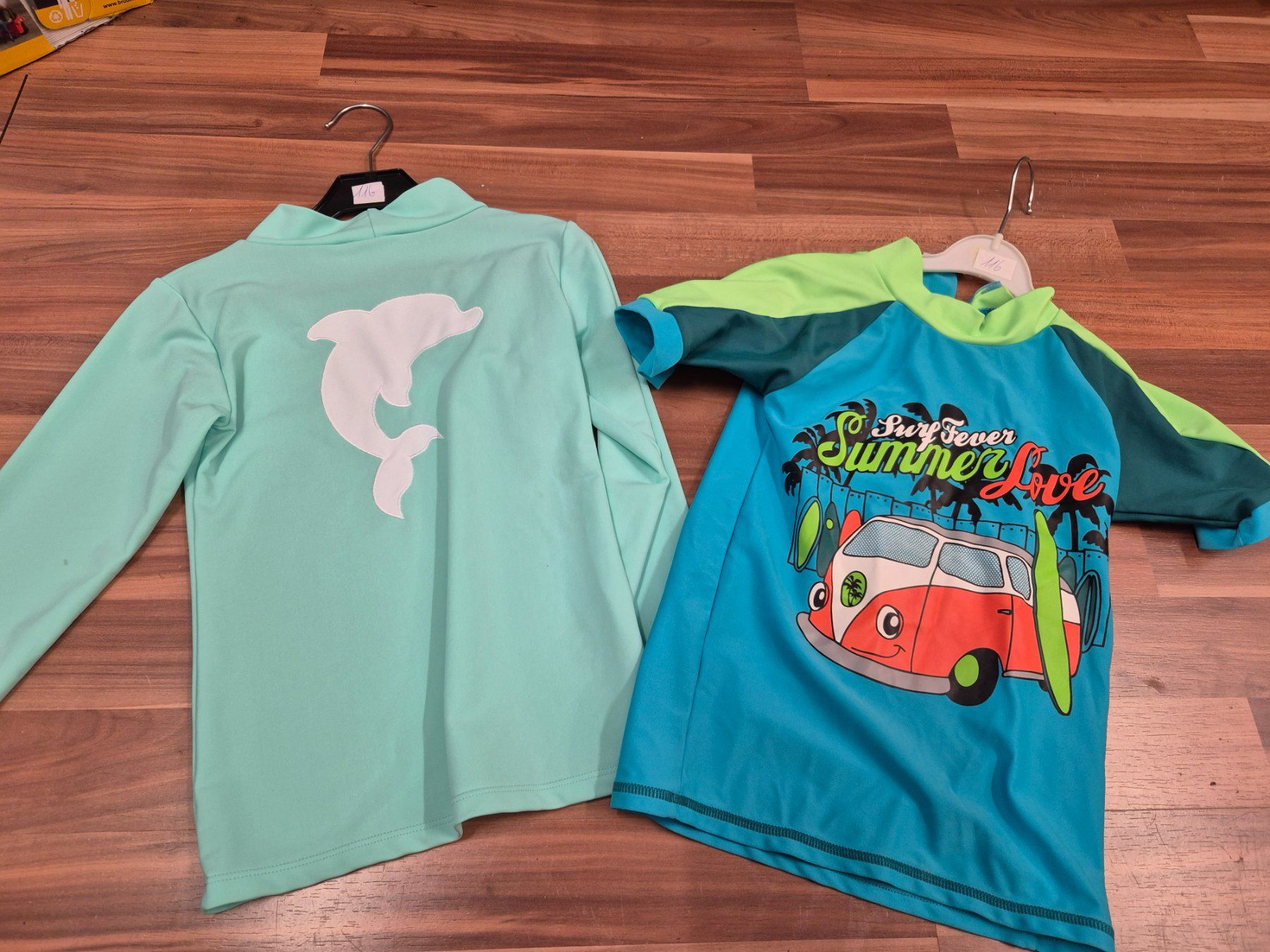 Costumi da bagno: 2 Uv Badeshirt  gr 116 B – Usato da Schwarzenburg venduto da Flamingo07