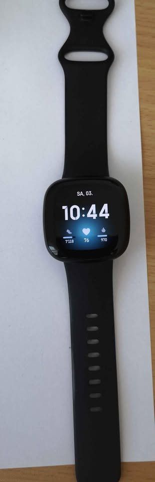 Fitbit Smartwatch: Smartwatch Fitbit versa 3 mit mit USB Ladekal – D'occasion à Lachen SZ par Click21 1