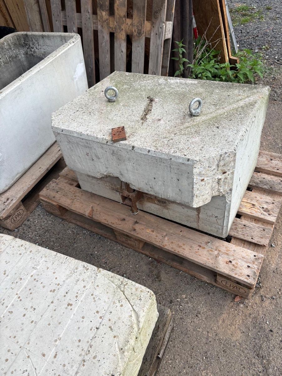 Trattori: Front Heckgewicht 800 kg – Usato da Menzingen venduto da Edelmuni7 2