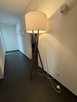 Stehlampe Dreibein Holz mit weissem Schirm gebrauchter Zusta