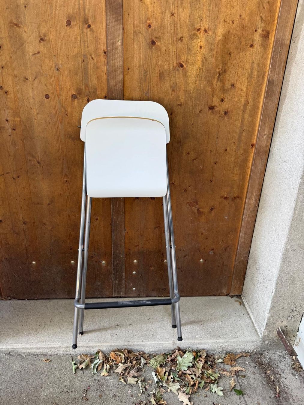 Chaises: Weisser Holzklappstuhl – D'occasion à Utzenstorf par M.Kaesermann 1