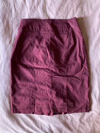 Jupe grenat moulante élégante, taille 34