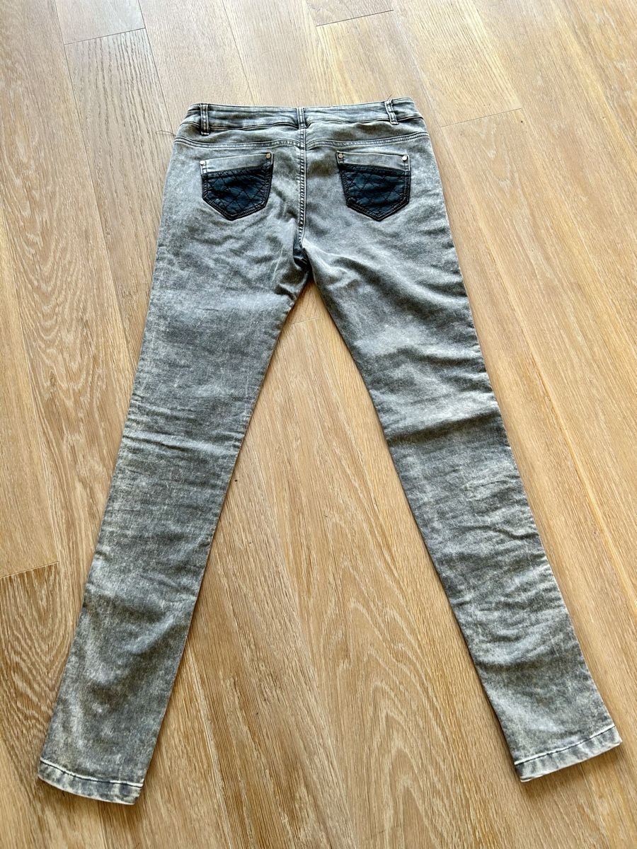 Jeans: Graue Jeans mit Leder-Imitat – Usato da Rorschach venduto da fla_62jm 1