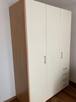 Grosser Kleiderschrank, viel Stauraum