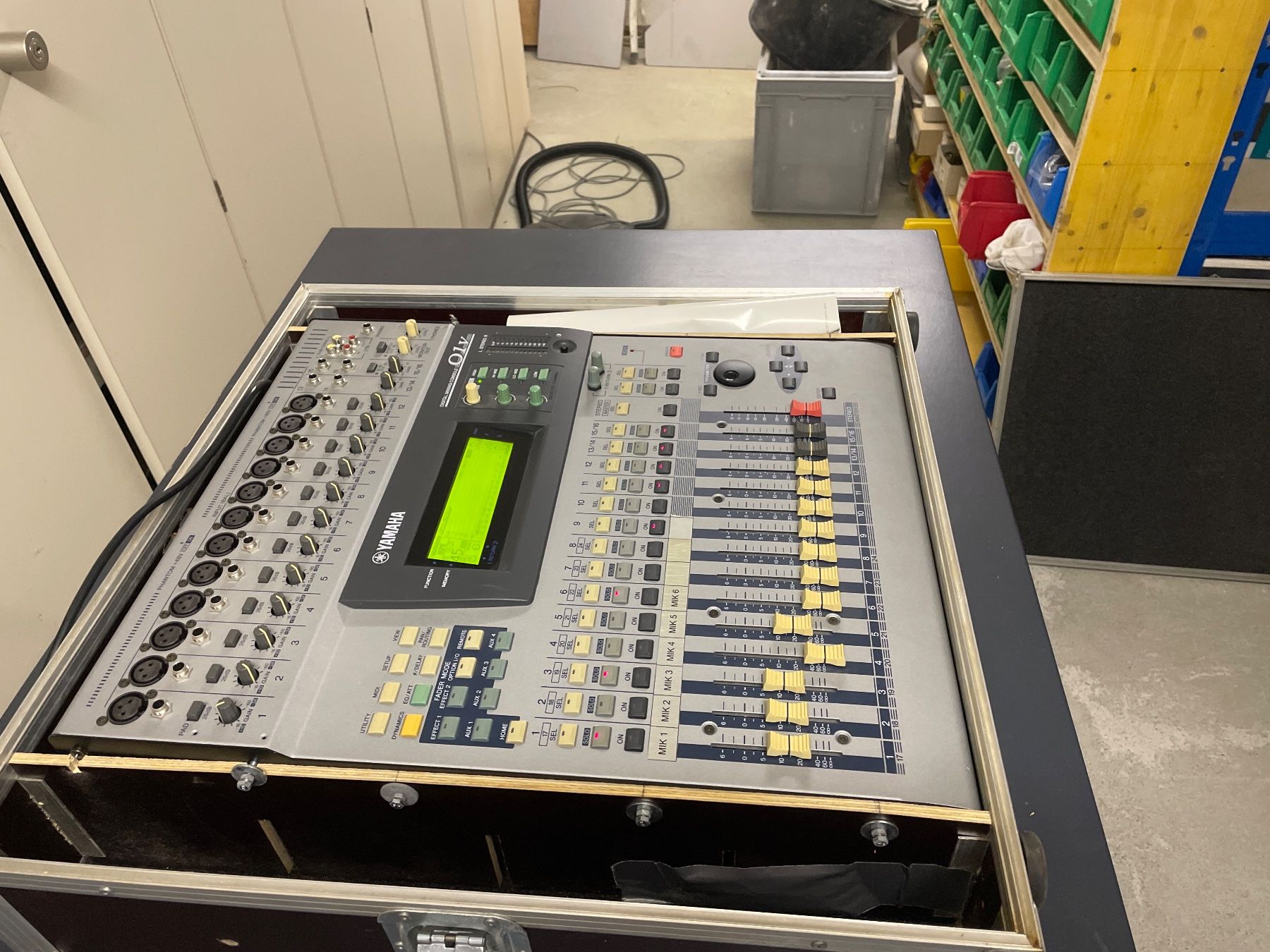 Yamaha Console di mixaggio: Yamaha 01V 16 Kanal Mischpult Digital – Usato da Dagmersellen venduto da vonTV 1